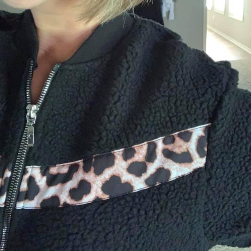 🌙 Zyia Black Leopard Flying V Fleece Jacket. Medium. Fits true to size. EUC - Picture 2 of 2